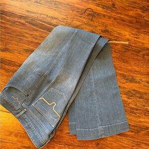 Women’s Size 8/32 Lola light wash Jeans.